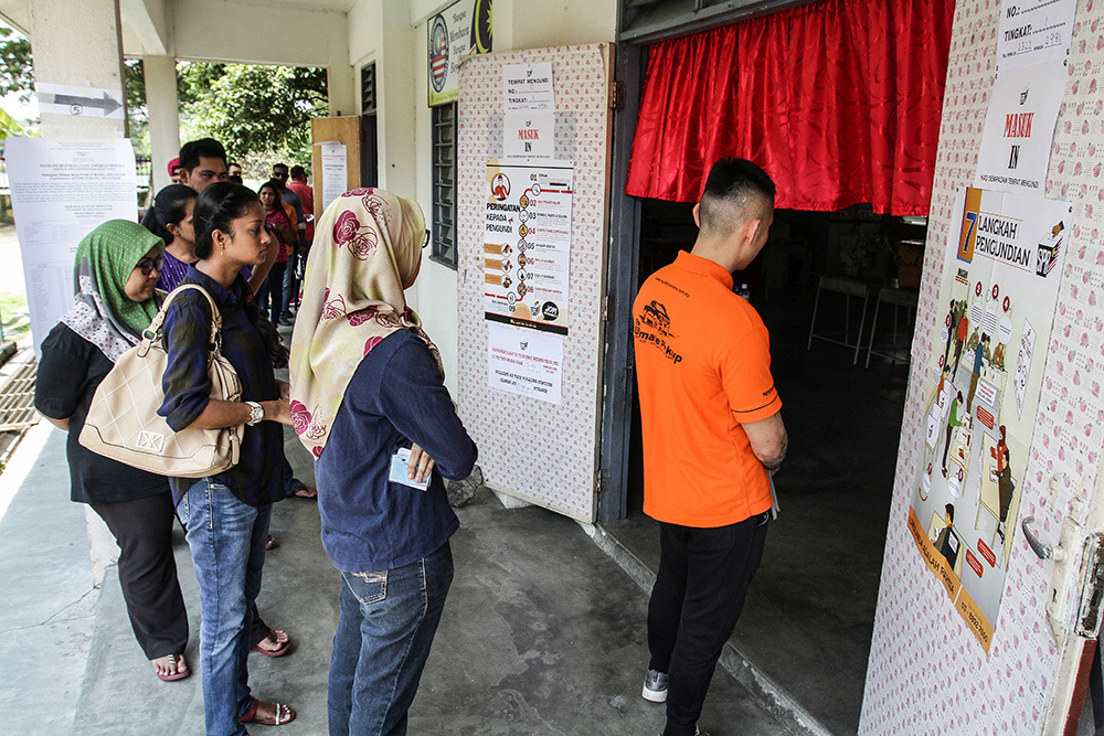 Malaysian voters queue up at a polling centre in SK Puchong Indah, Selangor May 9, 2018. u00e2u20acu201d Picture by Miera Zulyana