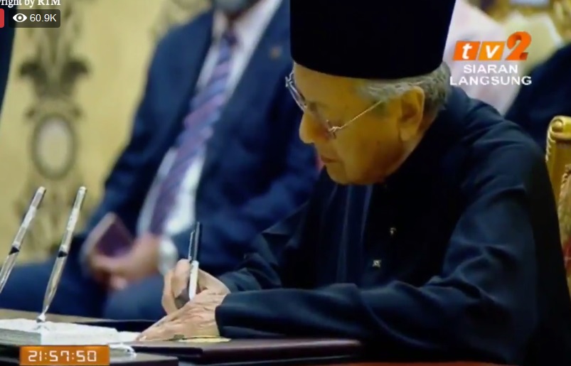 马哈迪签书首相委任状。-图截至视频-