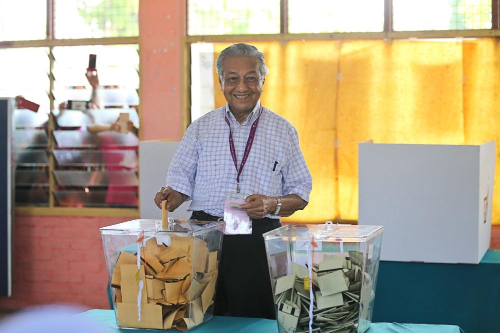 Tun Dr Mahathir Mohamad casts his vote at the SK Titi Gajah polling centre in Alor Setar May 9, 2018. u00e2u20acu2022 Picture by Sayuti Zainudin