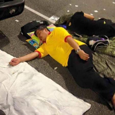 莫哈末沙布于2015年参与净选盟5大集会后，在街头过夜的照片被网民疯传。-摘自网络-