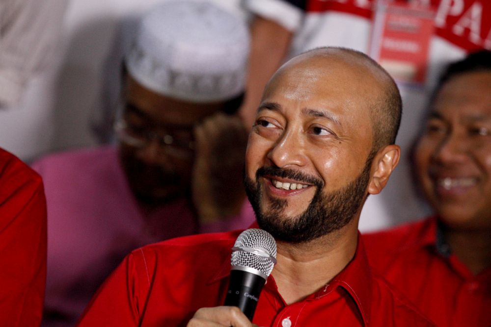 Datuk Seri Mukhriz Mahathir speaks to the press after winning the Jerlun parliamentary seat on May 10, 2018. u00e2u20acu201d Picture by Sayuti Zainudin