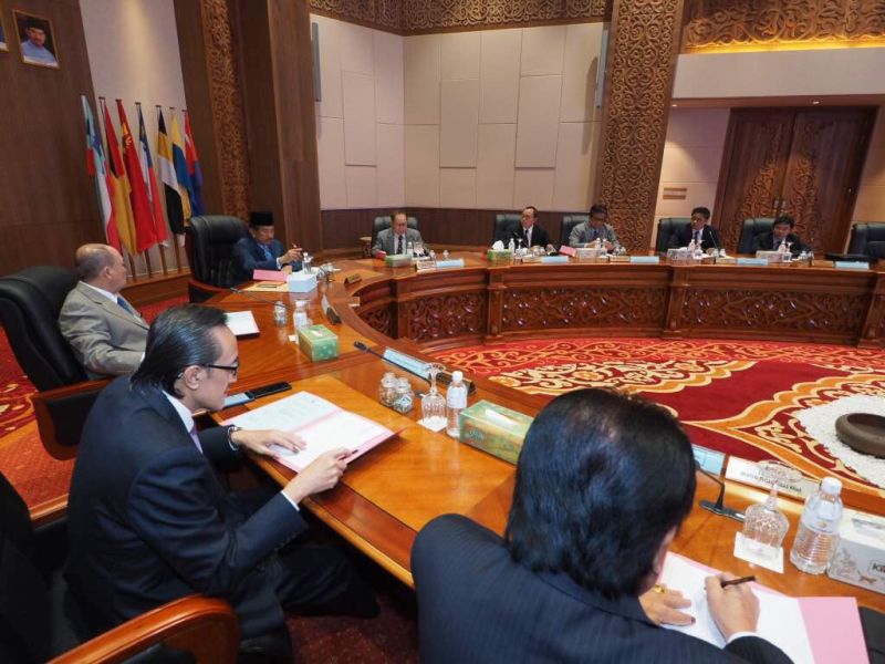 Datuk Dr Jeffrey Kitingan said that he was in a meeting with the Cabinet, where Tan Sri Musa Aman (centre) showed no indications of stepping down. u00e2u20acu2022 Picture courtesy of Sabah Chief Minister's office