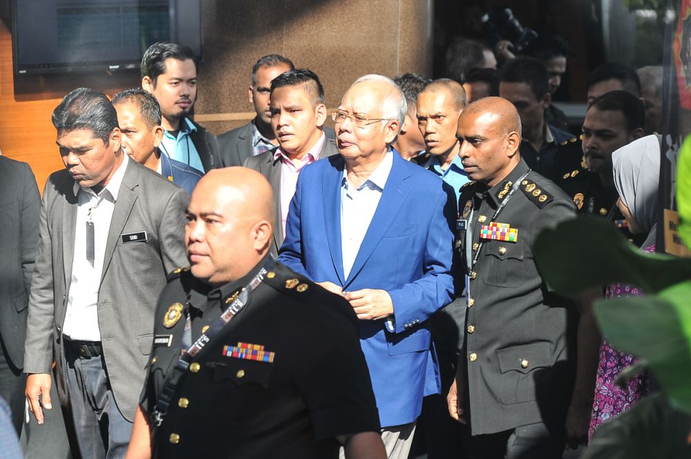 纳吉在警卫保护下，进入反贪会录供，没有发言。-Shafwan Zaidon摄-