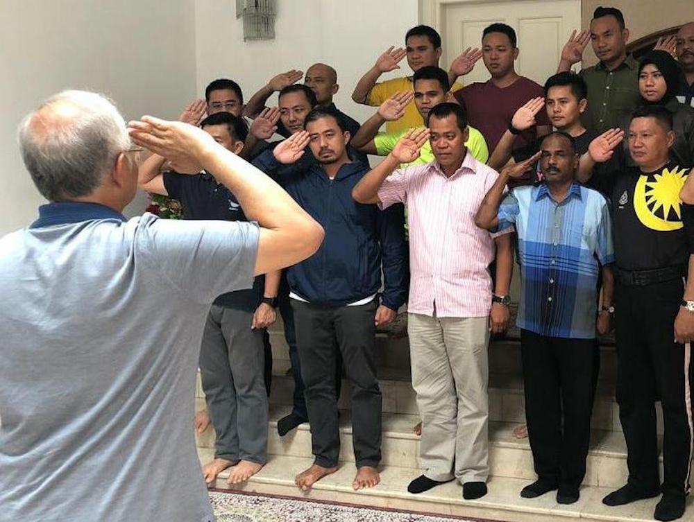 Najib berkata menjadi harapan pegawai berkenaan dijaga kebajikannya agar dapat meneruskan tugas kepada kerajaan baharu. u00e2u20acu201d Foto ihsan Facebook/Najib Razak