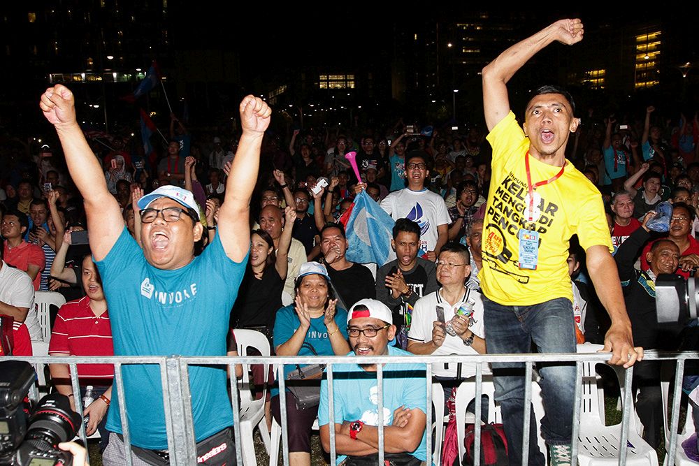 当希盟领袖演讲时，在场支持者都给予热情的呼应，也不停高喊“烈火莫熄”的口号。 -Miera Zulyana摄-
