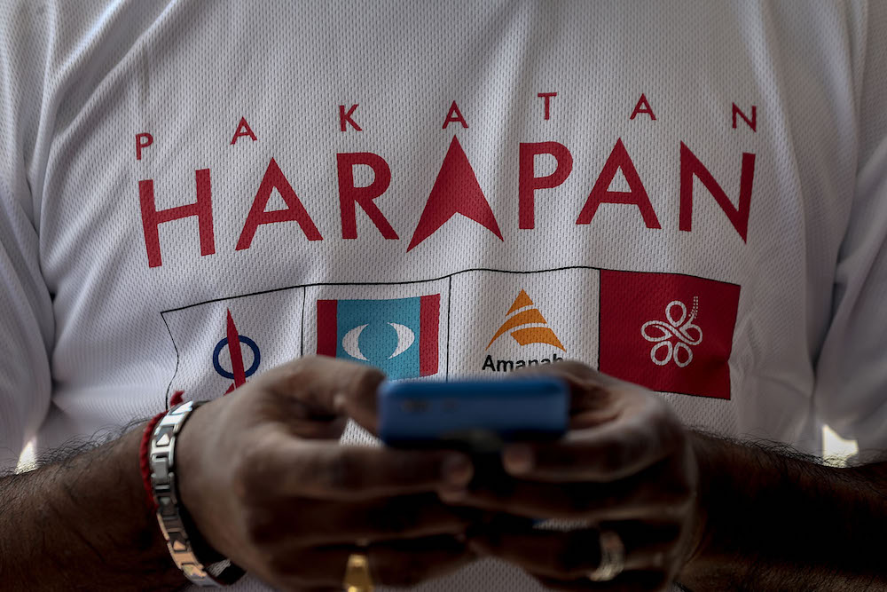 A Pakatan Harapan supporter attends the u00e2u20acu02dcFace to Face with Lim Guan Engu00e2u20acu2122 event in Taman Ungku Aminah, Skudai May 3, 2018. u00e2u20acu201d Picture by Hari Anggara