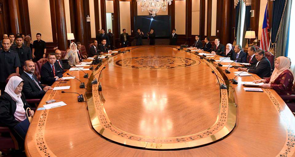 除了13名内阁部长，出席者还包括国家首席秘书丹斯里阿里韩沙，以及内阁副首席秘书丹斯里玛兹达。-马新社-