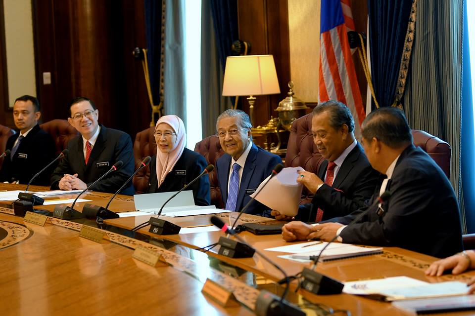 教长马智礼（左起）、财长林冠英、副首相旺阿兹莎、马哈迪、内长慕尤丁和防长末沙布排排坐。-马新社-