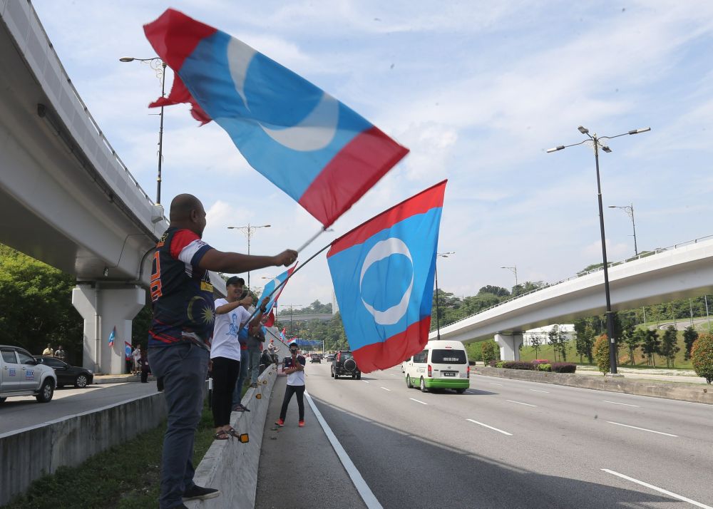 Supporters are seen waving the PKR flag along Jalan Duta in Kuala Lumpur May 10, 2018. u00e2u20acu2022 Picture by Razak Ghazali
