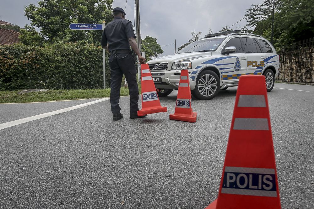 Policemen are seen outside Datuk Seri Najib Razaku00e2u20acu2122s residence at Jalan Langgak Duta in Kuala Lumpur May 13, 2018. u00e2u20acu2022 Picture by Hari Anggara