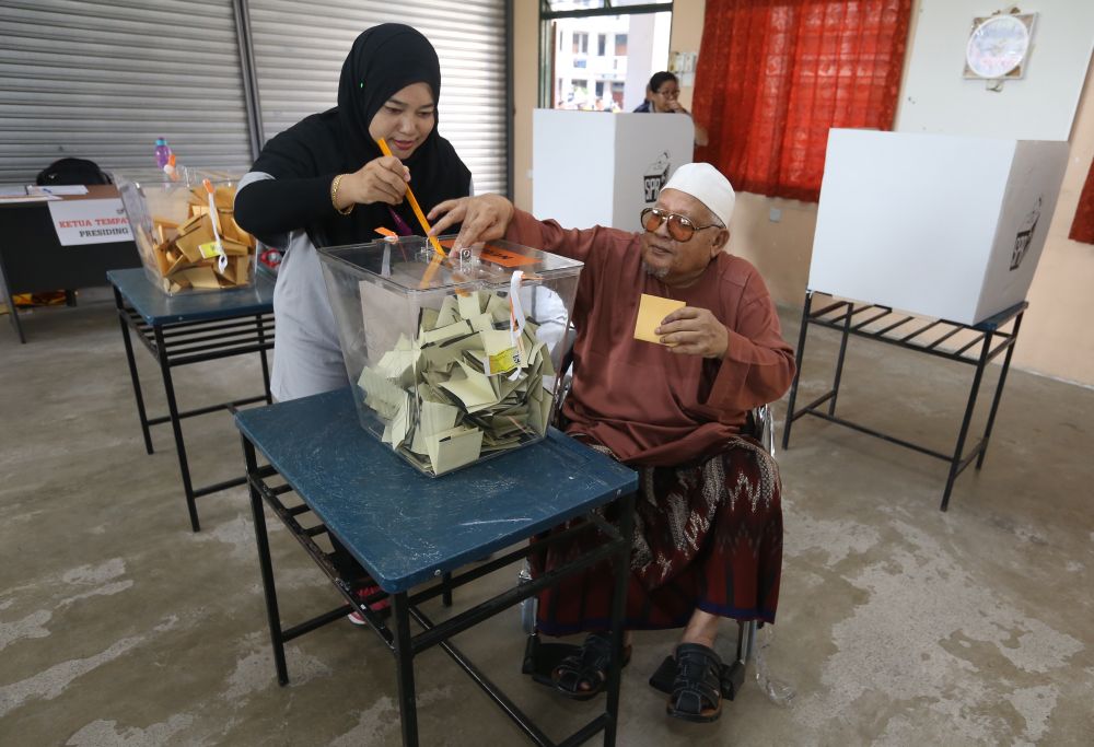 Senior citizen Mohd Bazari Yunus casts his vote at a polling centre in Subang Jaya May 9, 2018. u00e2u20acu2022 Picture by Zuraneeza Zulkifli