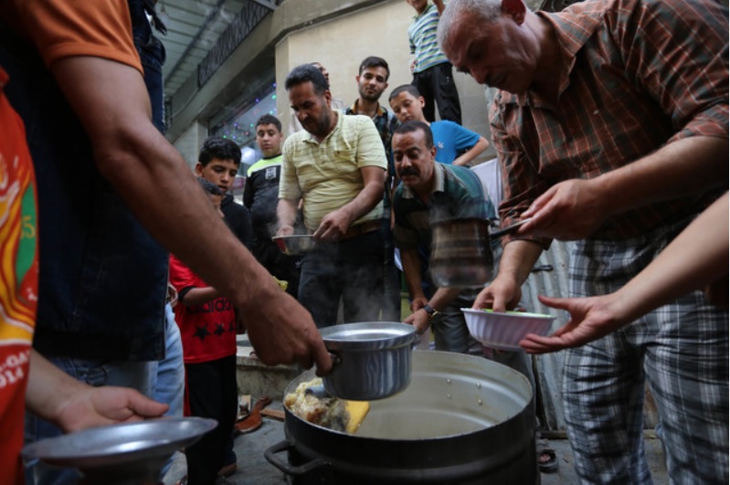 巴勒斯坦的穆斯林施舍食物，让穷人饱餐一顿。-奥地利新闻通讯社-