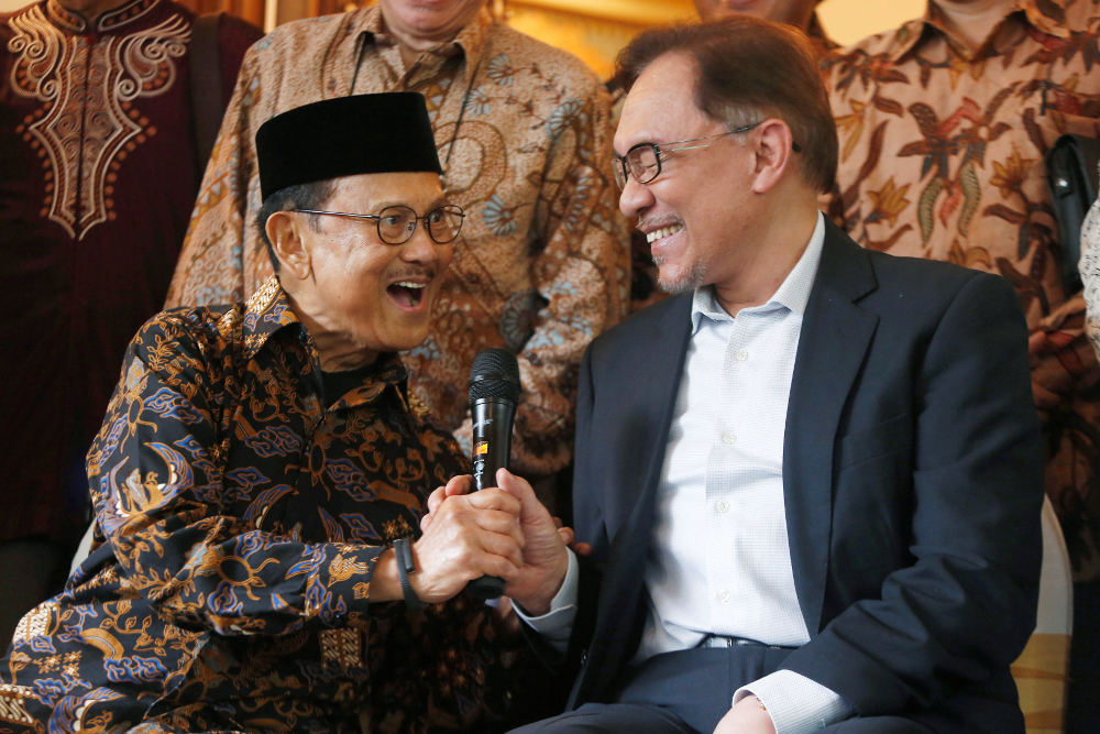 Datuk Seri Anwar Ibrahim (right) and former Indonesian President BJ Habibie laugh while speaking with the media during his visit to Habibieu00e2u20acu2122s home in Jakarta May 20, 2018. u00e2u20acu201d Reuters pic