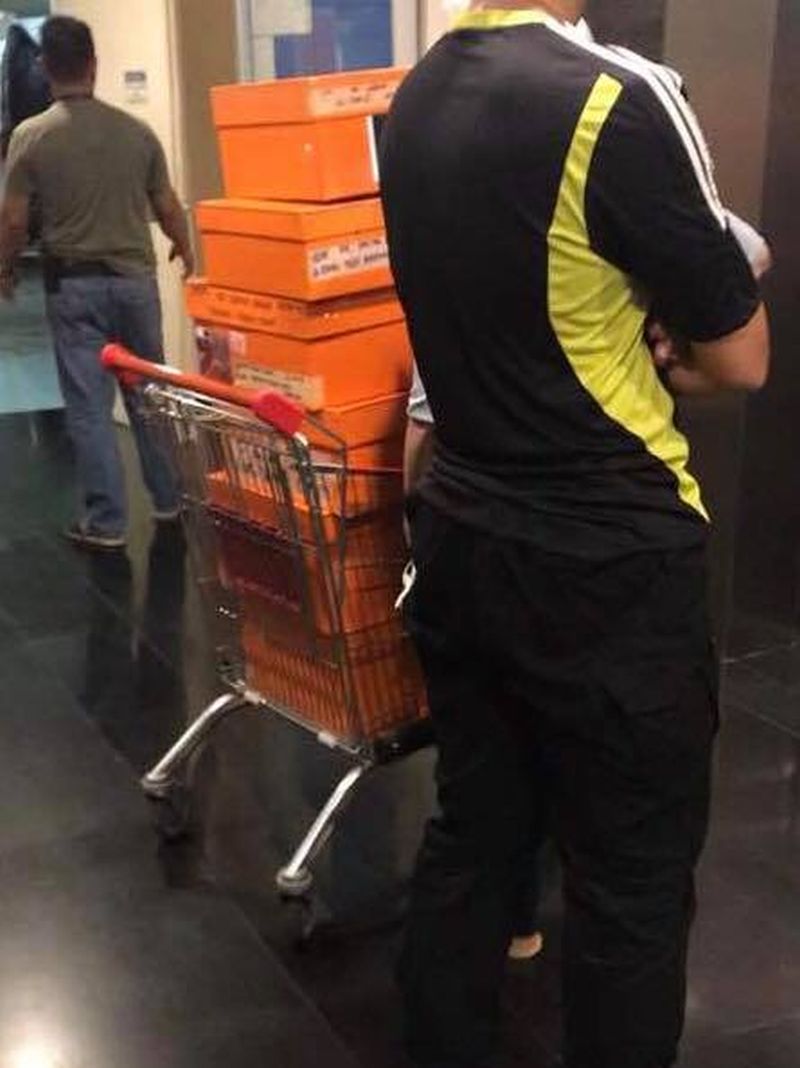 有消息指，罗丝玛有大约50个价值20万令吉的名牌手提袋，将被运送至一个高级公寓。 -图取自本阿里面子书-
