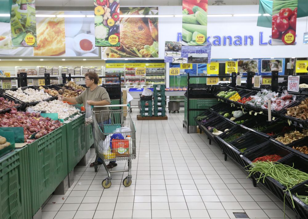 A woman shops for vegetables at a supermarket in Puchong. u00e2u20acu2022 Picture by Zuraneeza Zulkifli