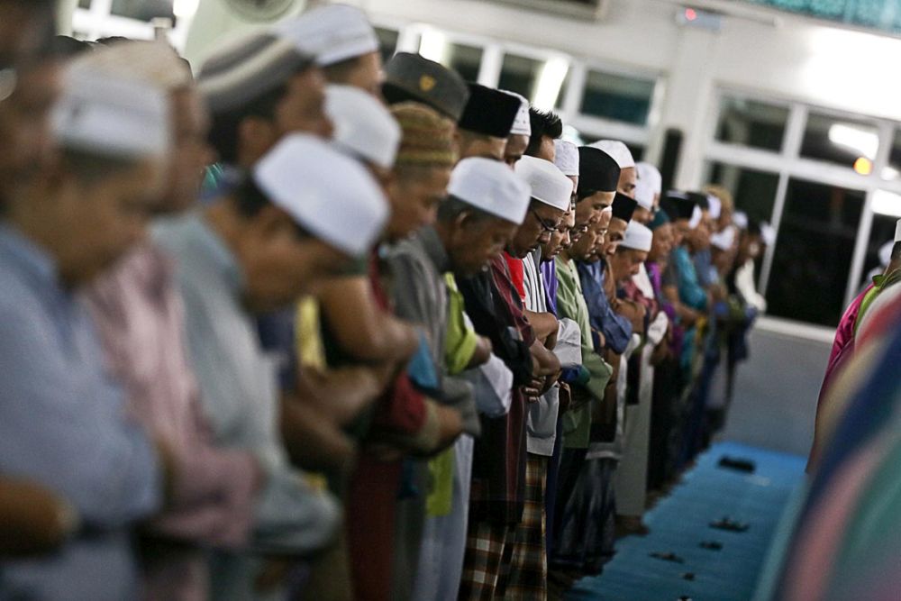 Muslims perform u00e2u20acu02dcTarawihu00e2u20acu2122 prayers on the eve of Ramadan at the Seberang Jaya Mosque, Penang May 16, 2018. u00e2u20acu201d Picture by Choo Choy May