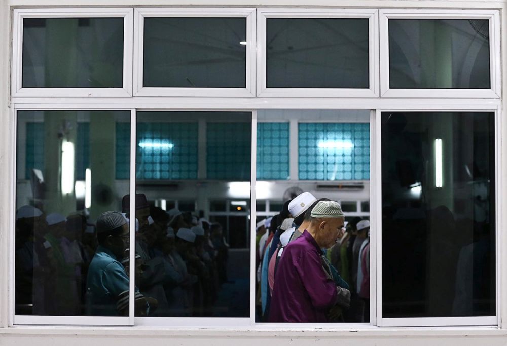 Muslims perform u00e2u20acu02dcTarawihu00e2u20acu2122 prayers on the eve of Ramadan at the Seberang Jaya Mosque, Penang May 16, 2018. u00e2u20acu201d Picture by Choo Choy May