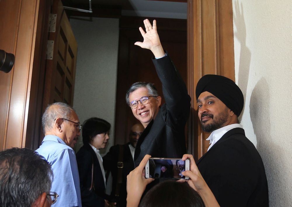 PKR vice-president Chua Tian Chang waves to the crowd at the Jalan Duta High Court, Kuala Lumpur on May 3, 2018. u00e2u20acu201d Picture by Razak Ghazali
