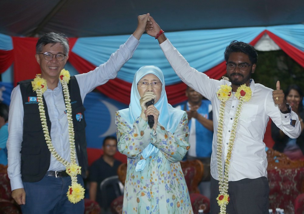 Datuk Seri Dr Wan Azizah Wan Ismail speaks during a campaign rally in Sentul May 6, 2018, with Tian Chua and Independent parliamentary candidate for Batu, P. Prabakaran. u00e2u20acu201d Picture by Razak Ghazali