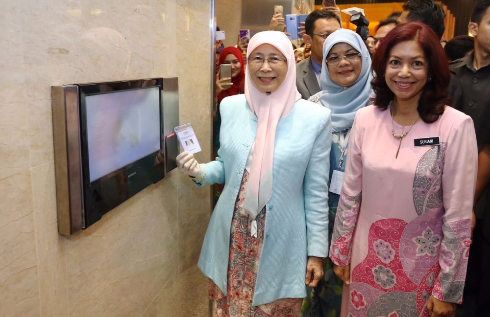 Datuk Seri Dr Wan Azizah Wan Ismail clocks in on her first day at work at the Ministry of Women, Family and Community on May 24, 2018. u00e2u20acu201d Picture by Zuraneeza Zulkiflinn