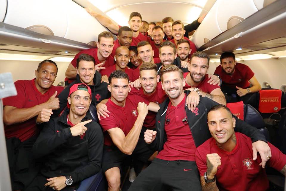 C罗纳多在飞机上和葡萄牙国家队员合影。-摘自C罗脸书-