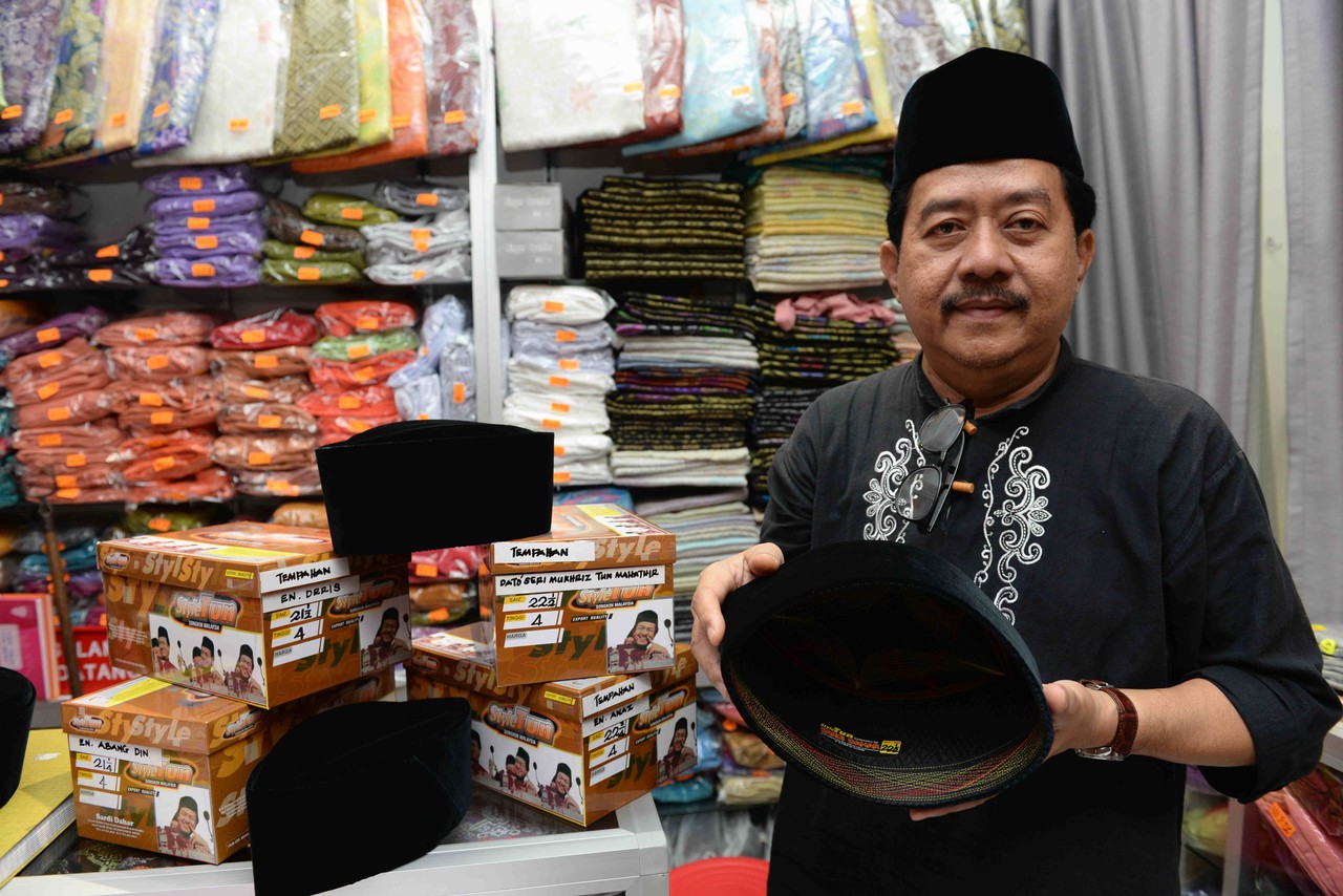 Sardi Dahar menunjukkan songkok gaya Tun Dr Mahathir Mohamad yang mendapat sambutan ketika ditemui di kedainya di Pekan Rabu, Alor Setar 22 Jun 2018. u00e2u20acu201d Foto Bernama