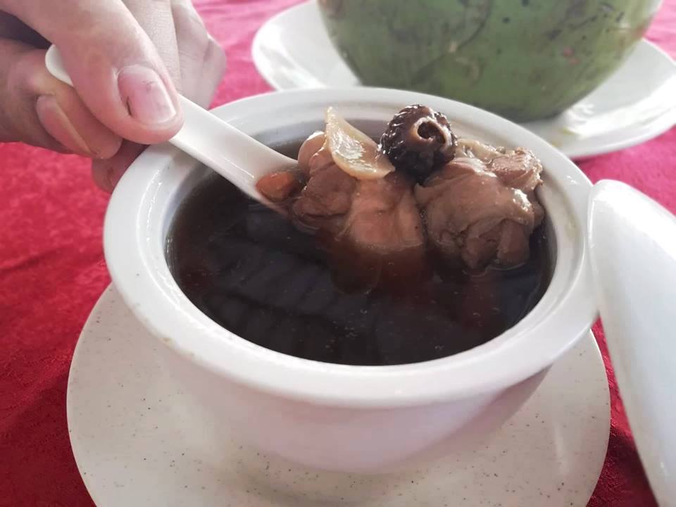 用鲨鱼骨胶熬了几个小时，再加上珍贵羊肚菌一起炖的鲨鱼骨胶汤，不见油腻只有清香，营养丰富又滋补，超好喝。-M中文网摄-