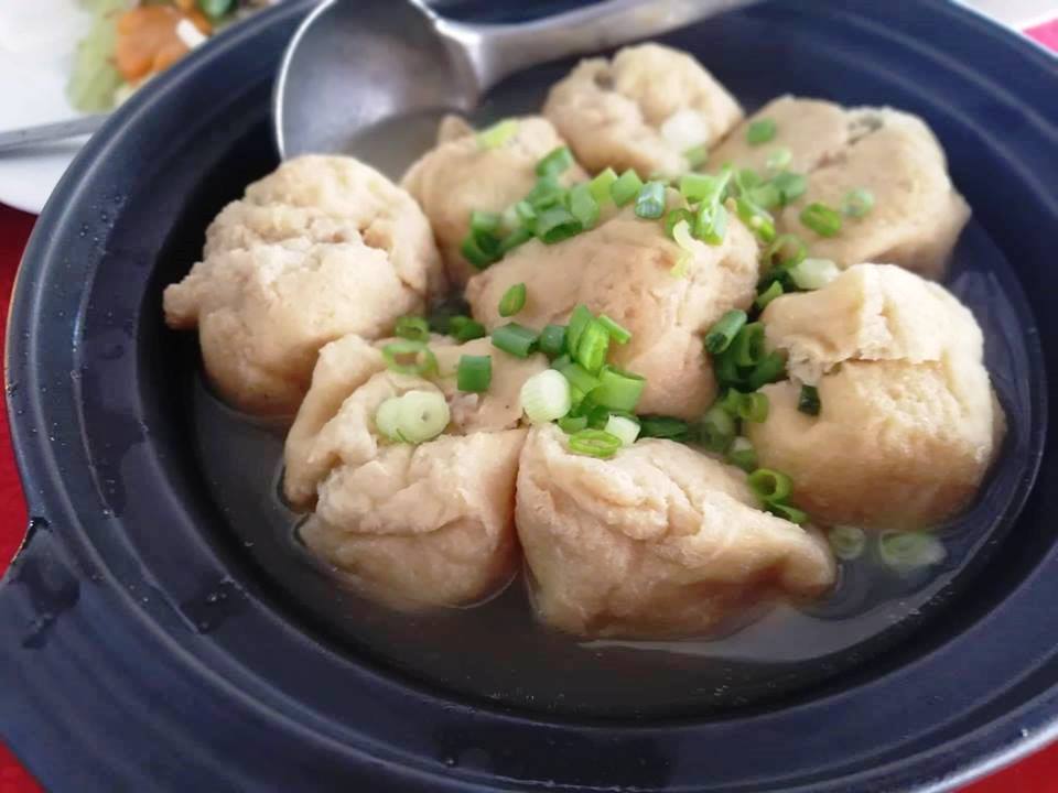 广西酿豆腐卜的馅料特意用西刀鱼肉来制作，老爸说这样才会有弹牙口感。-M中文网摄-
