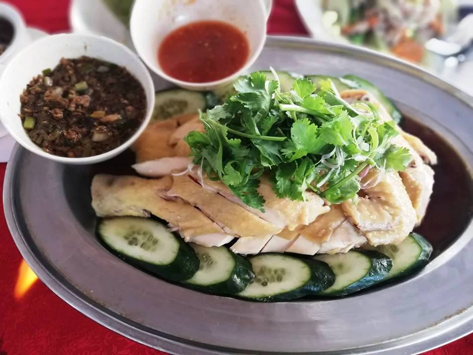 上树鸡鸡肉鲜嫩多汁，再搭配两种不同口味的自制酱料，必定能满足食客的味蕾。-M中文网摄-
