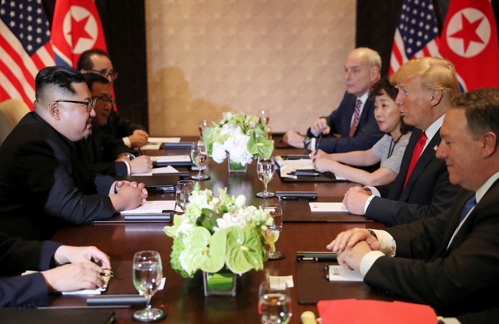 特朗普与金正恩各自率领美朝双方举行扩大双边会谈。-路透社-