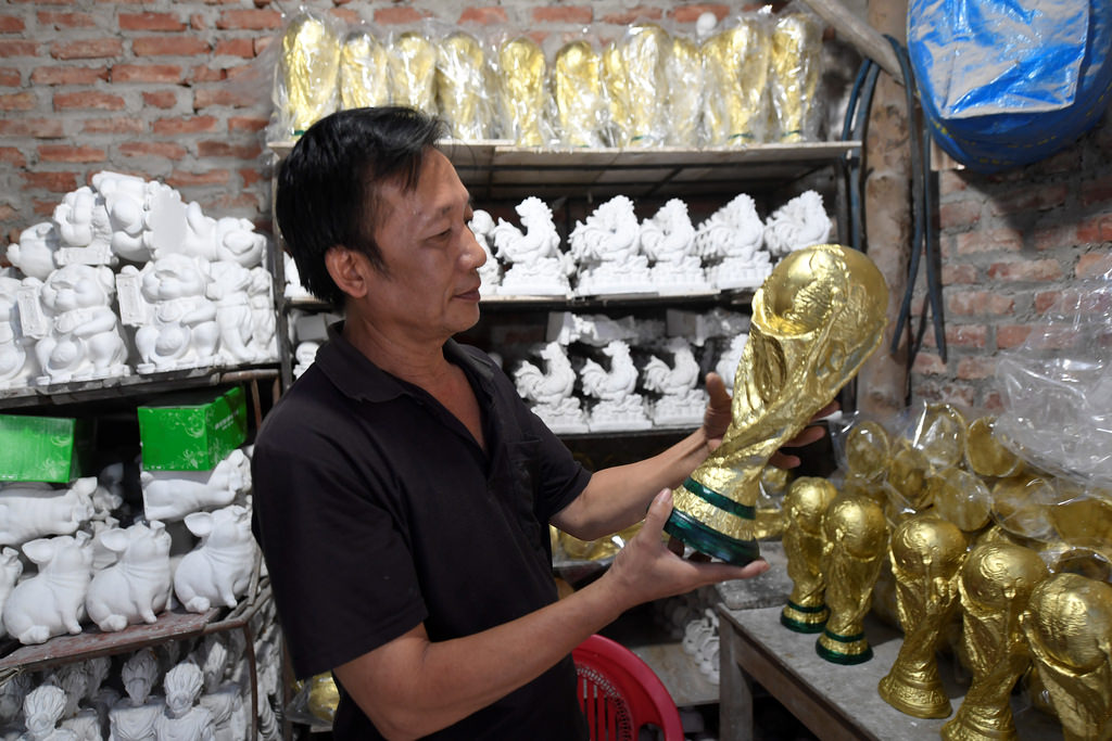 Nhat说若有一天越南能踢进世界杯，他这些大力神杯复制品将免费大放送。-法新社-