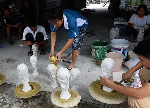 工作坊里只有三个助手帮忙，Nhat说订单太多做不及还要通宵赶工。-Getty Images-