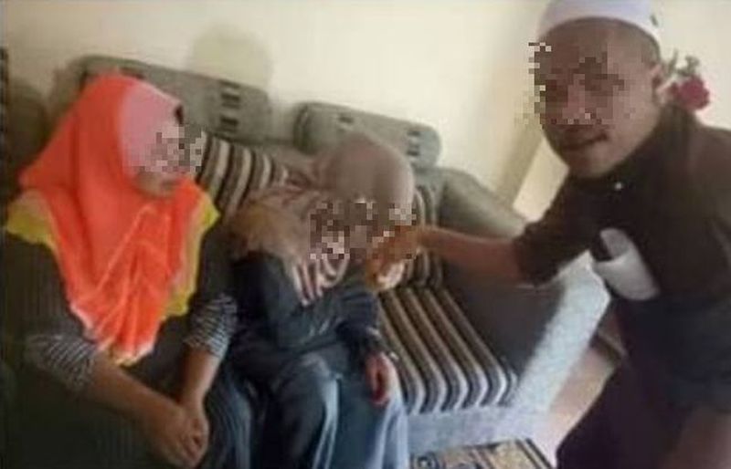 Kanak-kanak 11 tahun (tengah) mencium tangan suaminya seperti foto yang beredar di Facebook sejak semalam. 