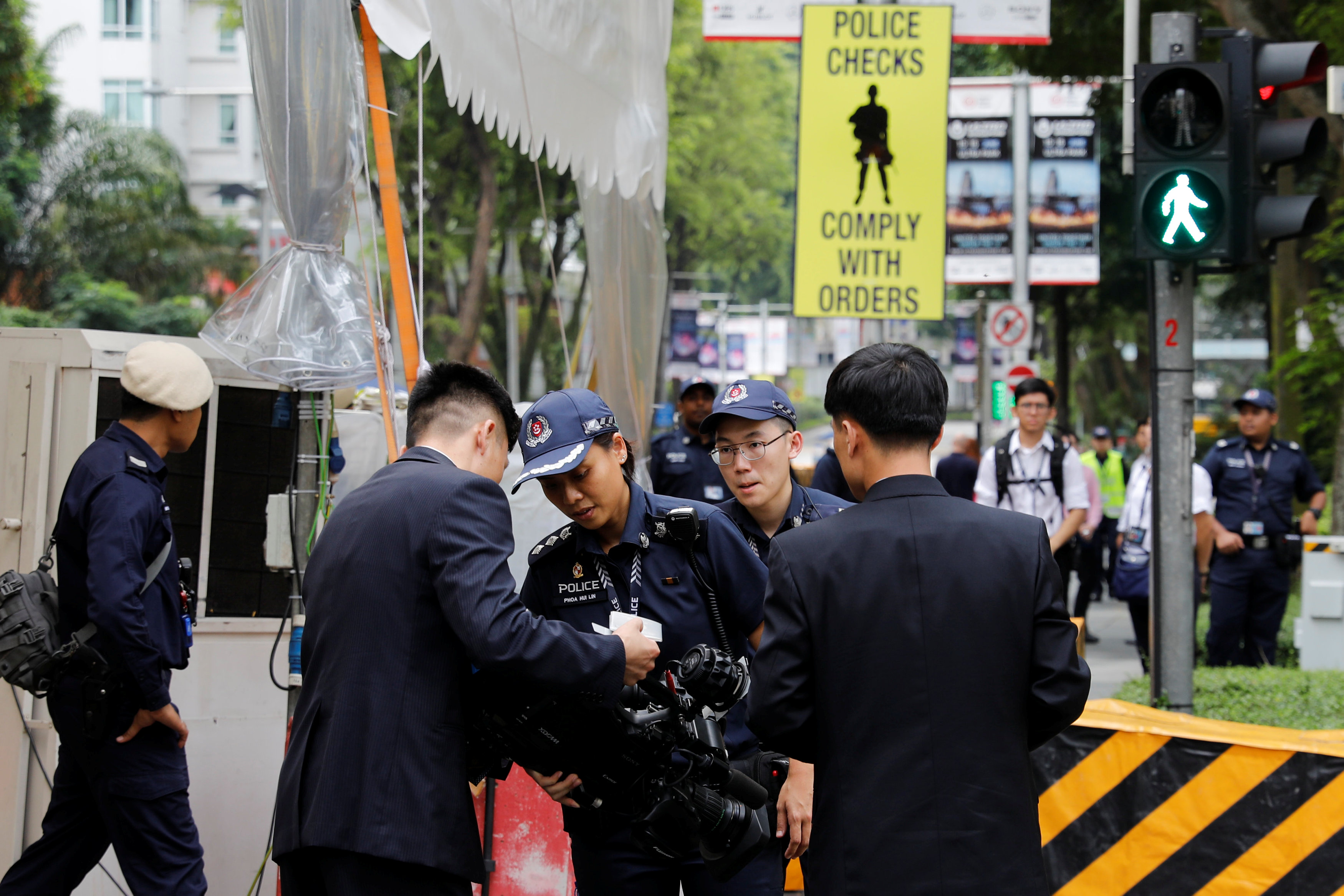 出入瑞吉酒店的人都必须经过警方的安检。-路透社-