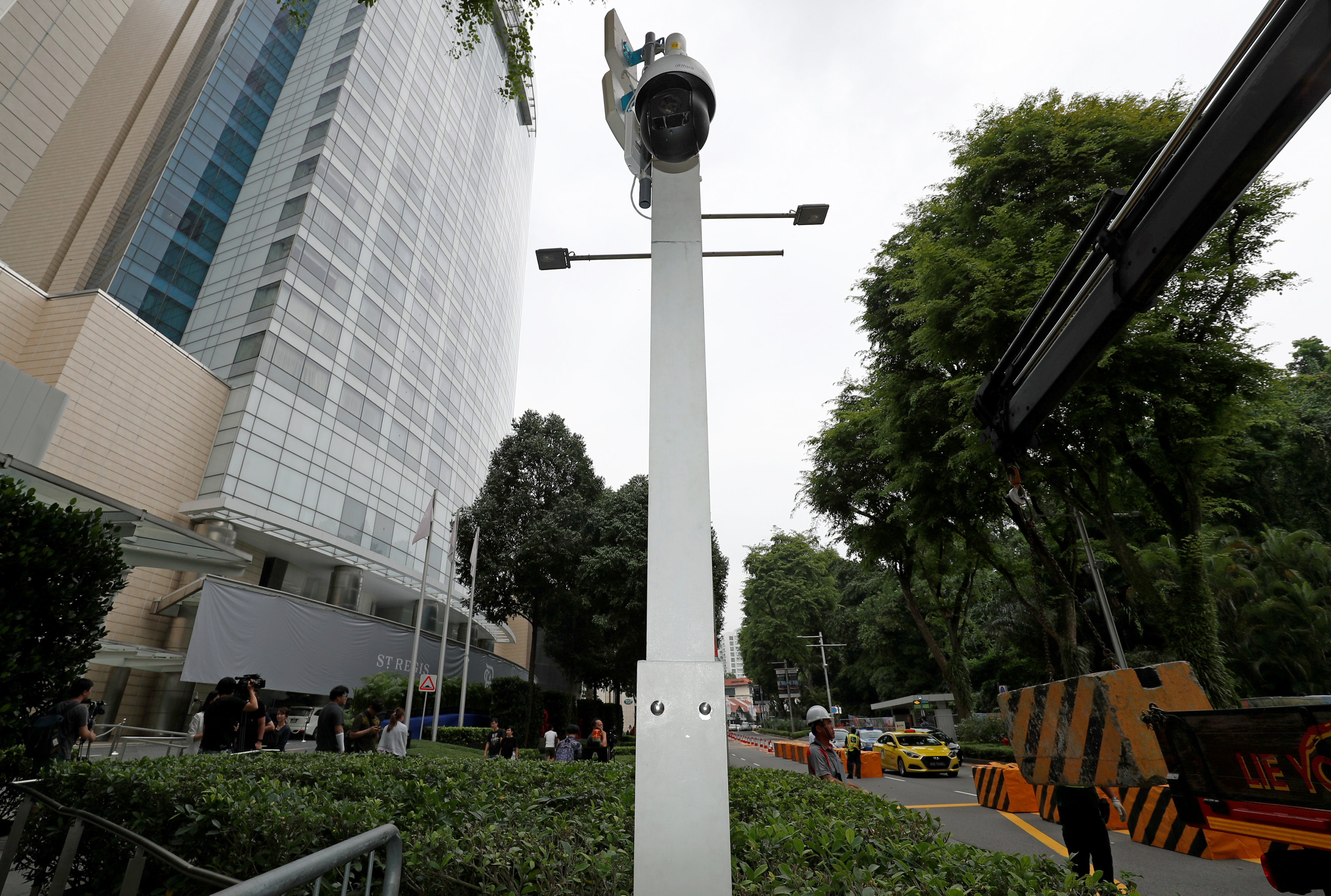 瑞吉酒店外头设置了13支监视器。-路透社-