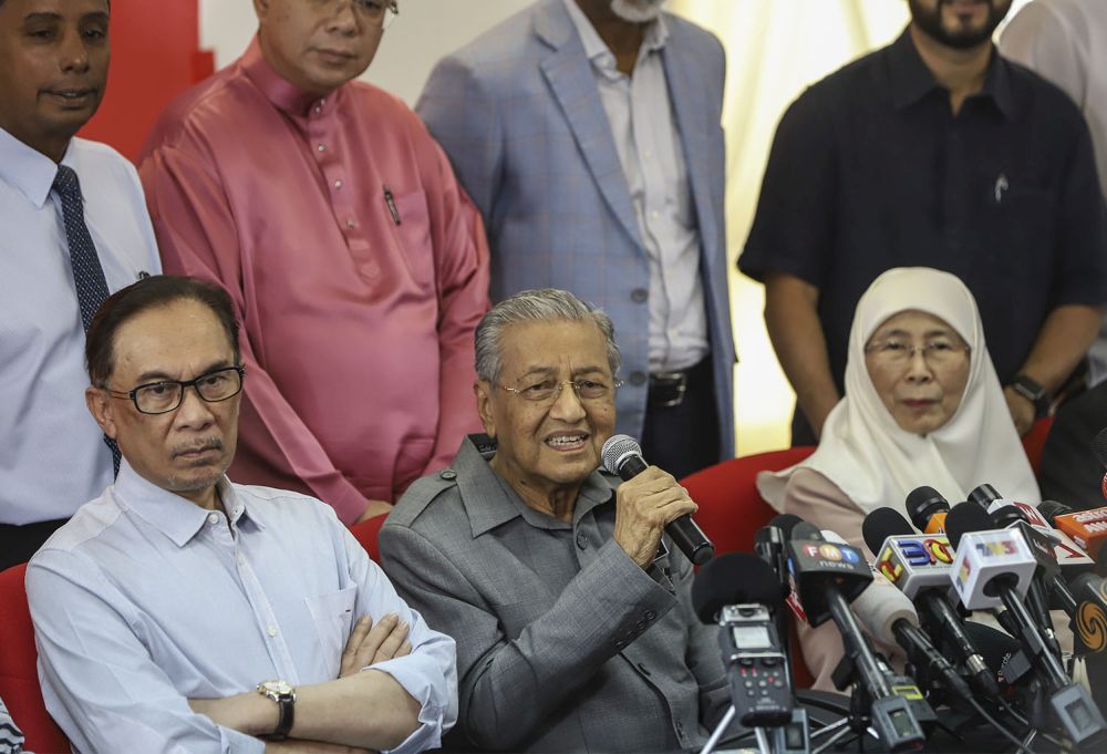 Tun Dr Mahathir Mohamad speaks during a press conference at Menara Yayasan Selangor on June 1, 2018. u00e2u20acu201d Picture by Azneal Ishak