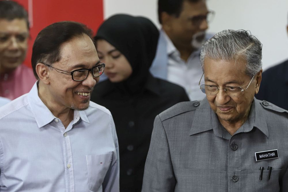 Tun Dr Mahathir Mohamad is pictured with Datuk Seri Anwar Ibrahim at Menara Yayasan Selangor on June 1, 2018. u00e2u20acu201d Picture by Azneal Ishak