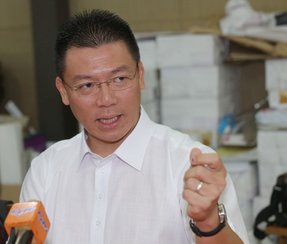 Perak DAP chairman Nga Kor Ming speaks to reporters at the Perak Han Kang Kong Hoey association office in Ipoh June 6, 2018. u00e2u20acu2022 Picture by Marcus Pheong