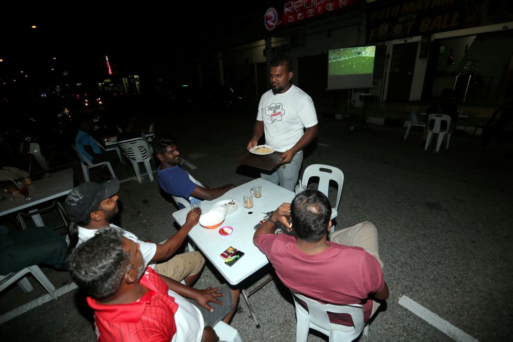 迪鲁玛兰说一推出看世杯吃印度蒸米粉的概念，顾客就多到没有位子坐了。-Farhan Najib摄-