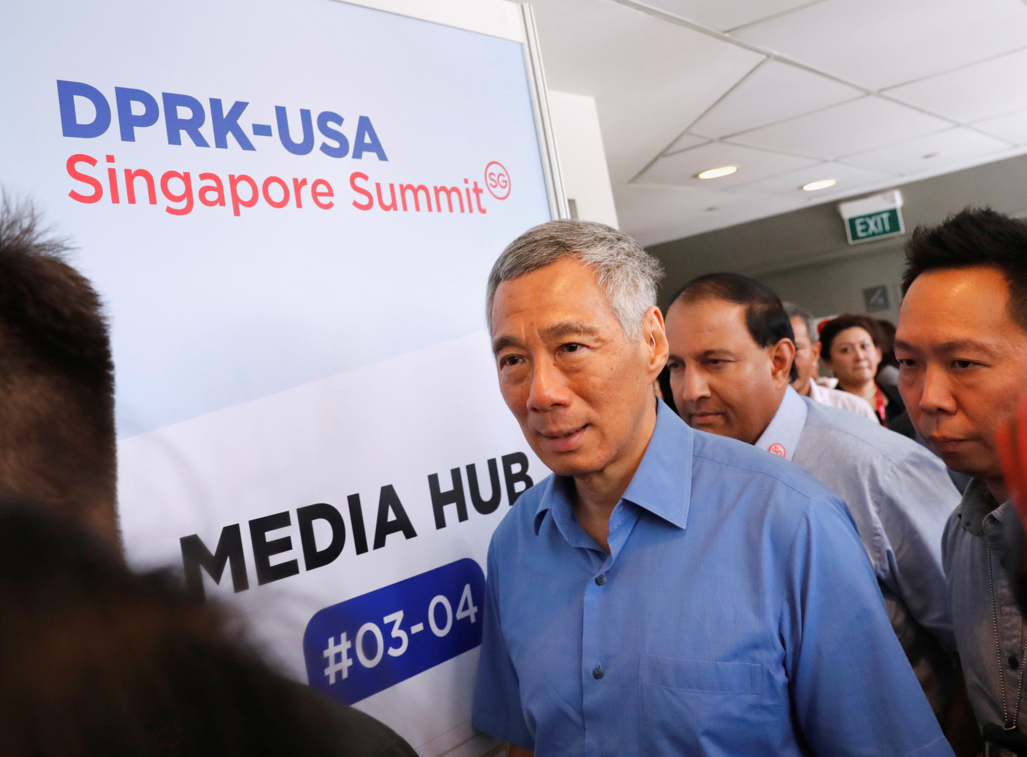 新加坡总理周日早上巡视位于F1维修大楼的“特金会”国际媒体中心。-路透社-