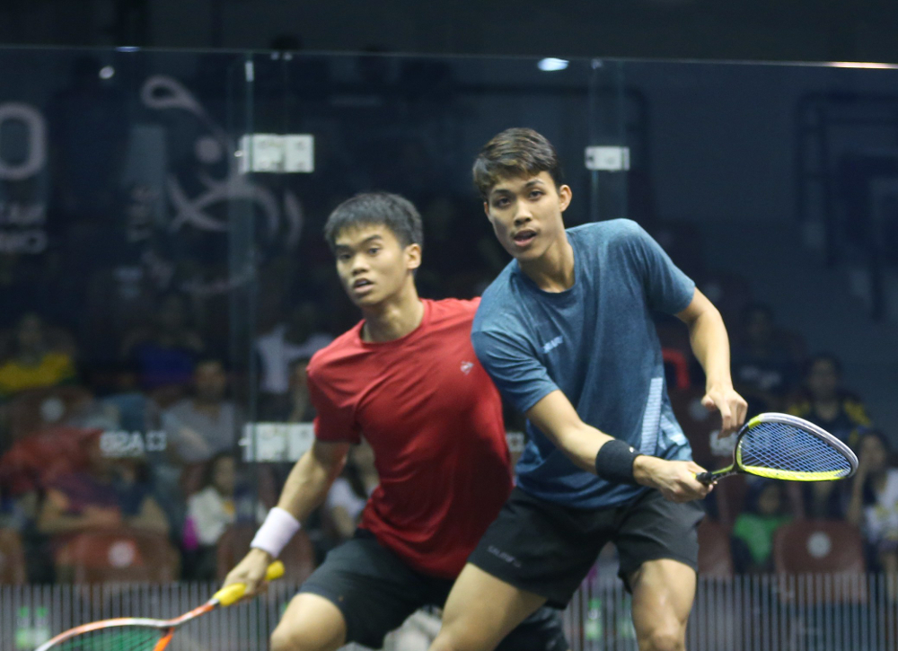 Ivan Yuen Chee Wern returns the ball from Ng Eain Yow during the menu00e2u20acu2122s semi-final men match in the Ohana 34th National Squash Championships 2018 July 7, 2018. u00e2u20acu201d Picture by Razak Ghazali