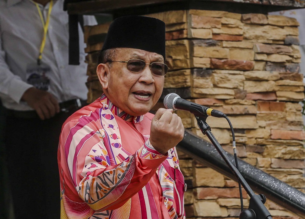 Tan Sri Rais Yatim speaks during a rally at Padang Kelab Sultan Sulaiman in Kuala Lumpur July 28, 2018. u00e2u20acu201d Picture by Firdaus Latif