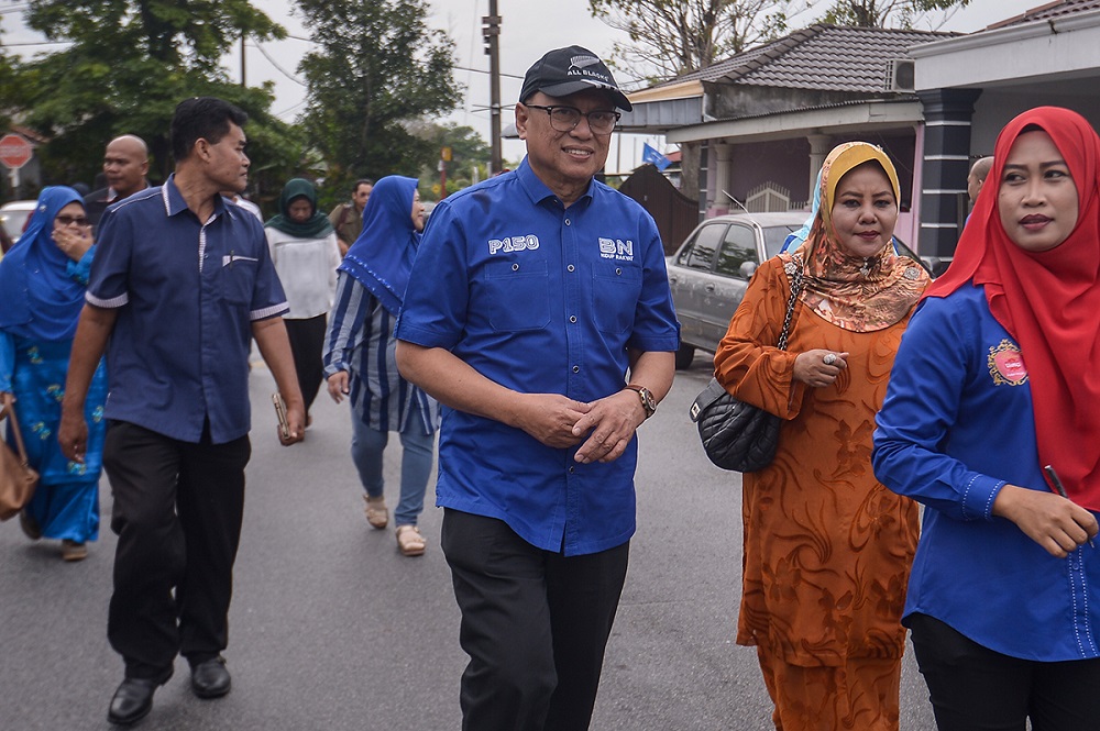 Batu Pahat Umno chief Datuk Mohd Puad Zarkashi (centre) on a walkabout at Taman Setia in Klang July 30, 2018. u00e2u20acu201d Picture by Mukhriz Hazim