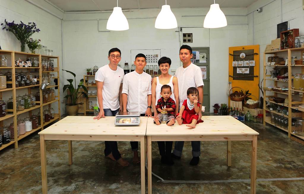 A Bit Less Bulk Store的创办人，左起胡凯翔、王俊文和王俊富一家。-受访者提供-