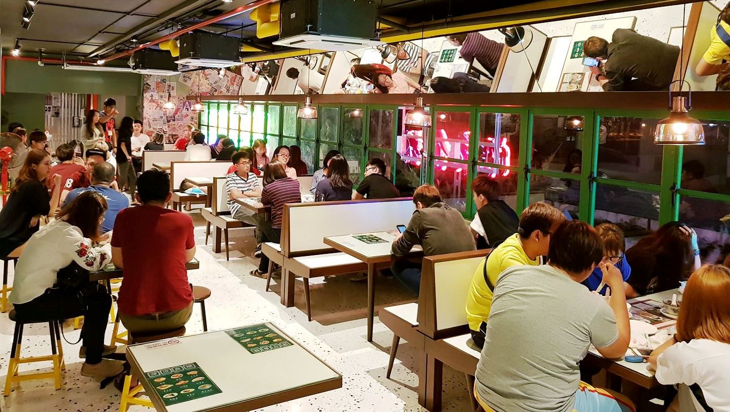 以香港80年代茶餐厅装潢为主题，一走进就犹如让人掉入了时光隧道中。-摘自深夜食糖FB-