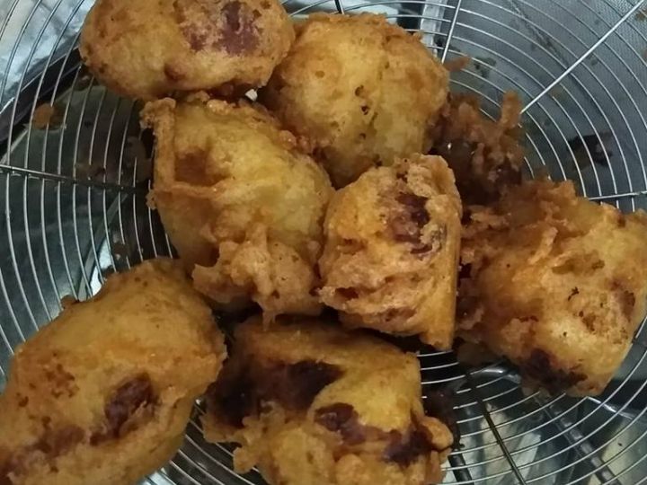 将榴莲均匀沾上面糊放进油锅炸后金黄诱人。-摘自Nur Emyza FB-