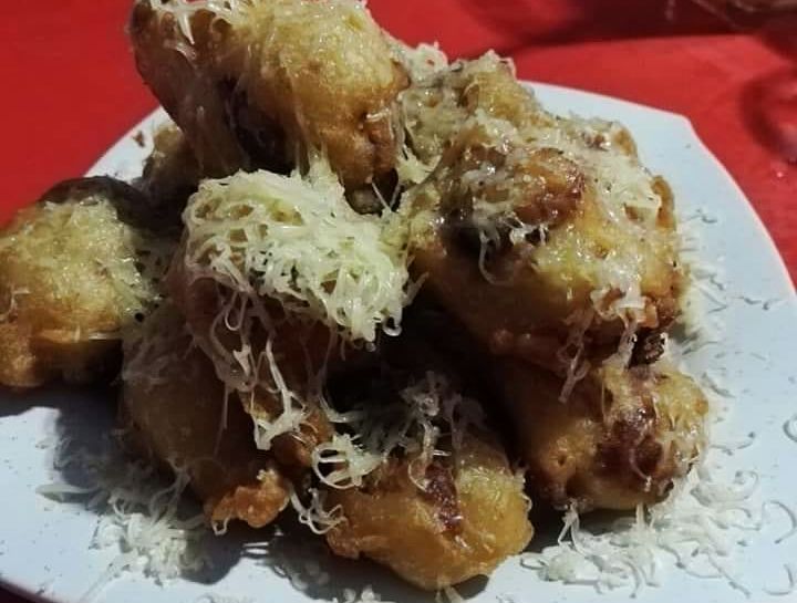 将榴莲均匀沾上面糊放进油锅炸，起锅后再撒上一大堆芝士丝，就是超黏腻的芝士炸榴连了。-摘自Nur Emyza FB-