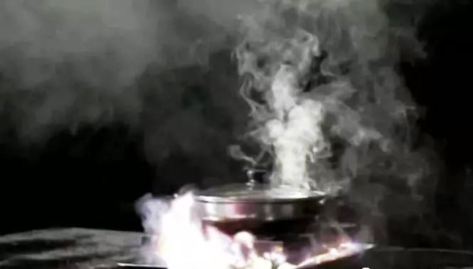 由于电磁炉有导热的特性，千万不能将其放在含铁量高或是金属表面上，不然在导热下将会起火更深的会“炸锅”。-摘自网络-