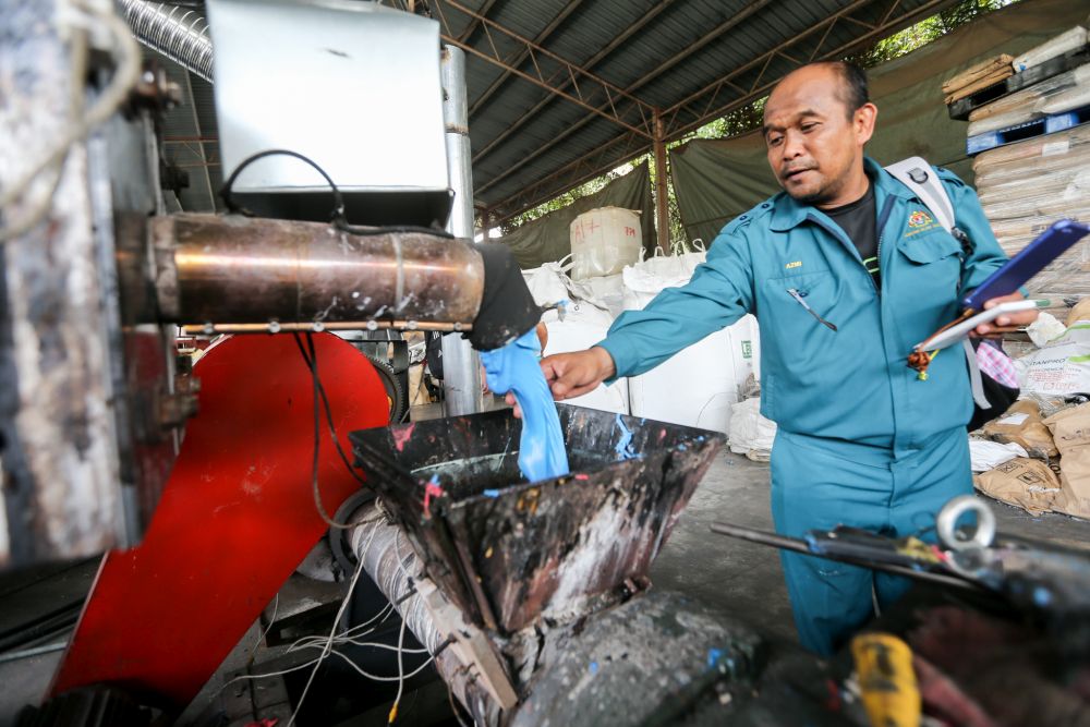 Local authorities inspect the premises of a plastic recycling plant in Jenjarom on July 24, 2018 following complaints about pollution and rising health risks to residents in Kuala Langat. u00e2u20acu201d Picture by Ahmad Zamzahuri