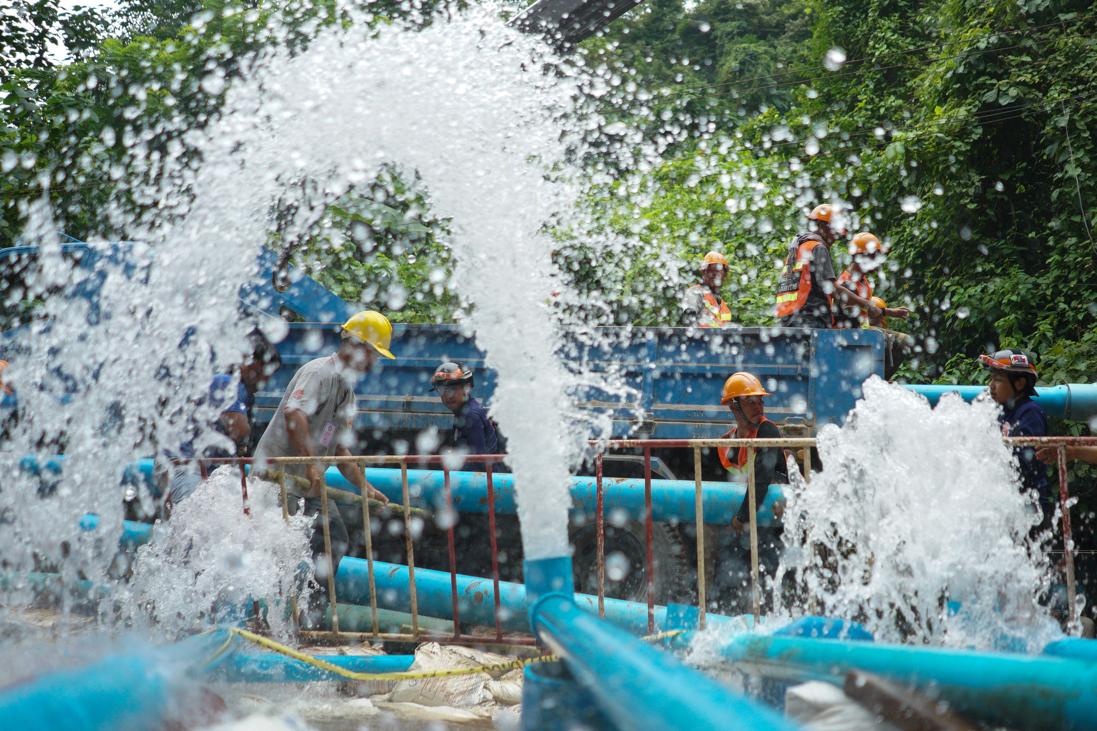 当局继续设法抽走洞内雨水，希望直至水位及腰的理想水平以方便救援。-路透社-